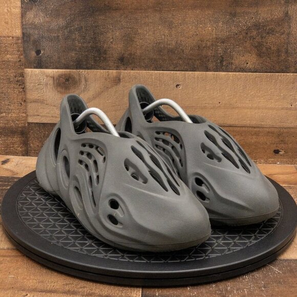 ADIDAS YEEZY FOAM RNR CARBON MENS ATHELTIC SHOES RUNNER BLACK SIZE 13 IG5349 - Picture 3 of 9